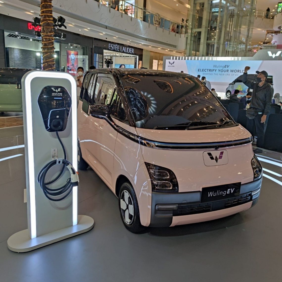 Wuling Tampilkan Kendaraan Listrik di IIMS Surabaya 2022