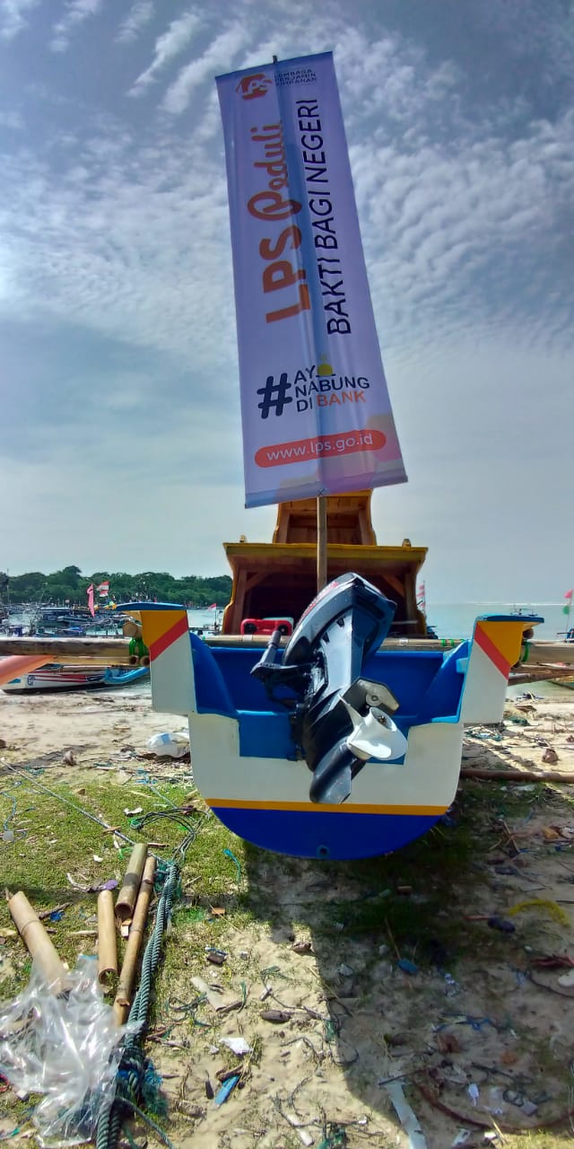 LPS Serahkan Bantuan Perahu untuk Nelayan Sukabumi