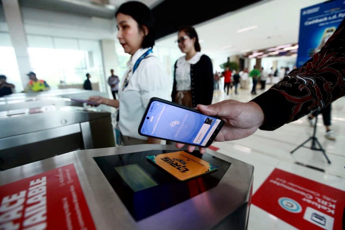 Praktis! Bank Mandiri dan KAI Group Resmikan Implementasi QRIS Tap di Transportasi Publik