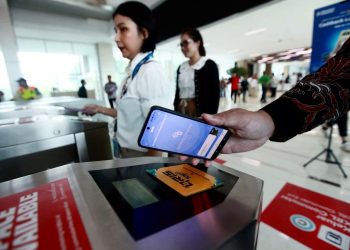 Praktis! Bank Mandiri dan KAI Group Resmikan Implementasi QRIS Tap di Transportasi Publik