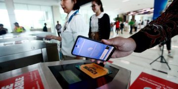 Praktis! Bank Mandiri dan KAI Group Resmikan Implementasi QRIS Tap di Transportasi Publik