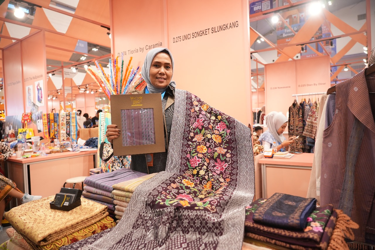 UMKM Songket Binaan BRI Sukses Tembus Pasar Internasional