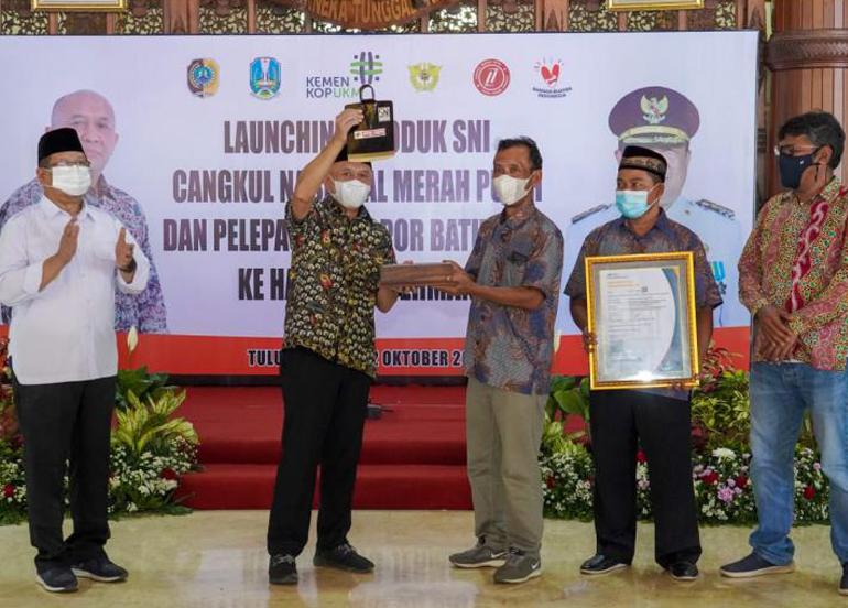 MenKopUKM Teten Masduki Luncurkan Cangkul Merah Putih Berlabel SNI